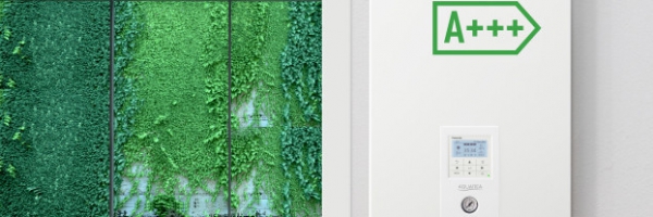 Na grafice pompa ciepła - biała skrzynka umieszczona na białej ścianie. W tle widać zieloną ścianę z roślinności.